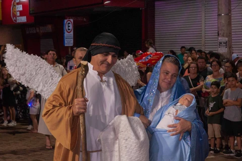 Milhares de pessoas acompanham o Desfile de Natal na Avenida Horácio Klabin