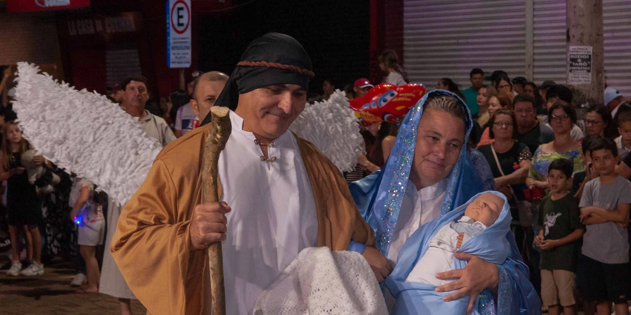 Milhares de pessoas acompanham o Desfile de Natal na Avenida Horácio Klabin