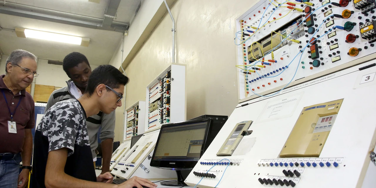 Estado articula ação para facilitar acesso de alunos do ensino profissional ao primeiro emprego