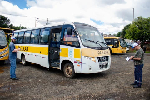 Educação de Tibagi realiza vistoria dos ônibus do transporte escolar