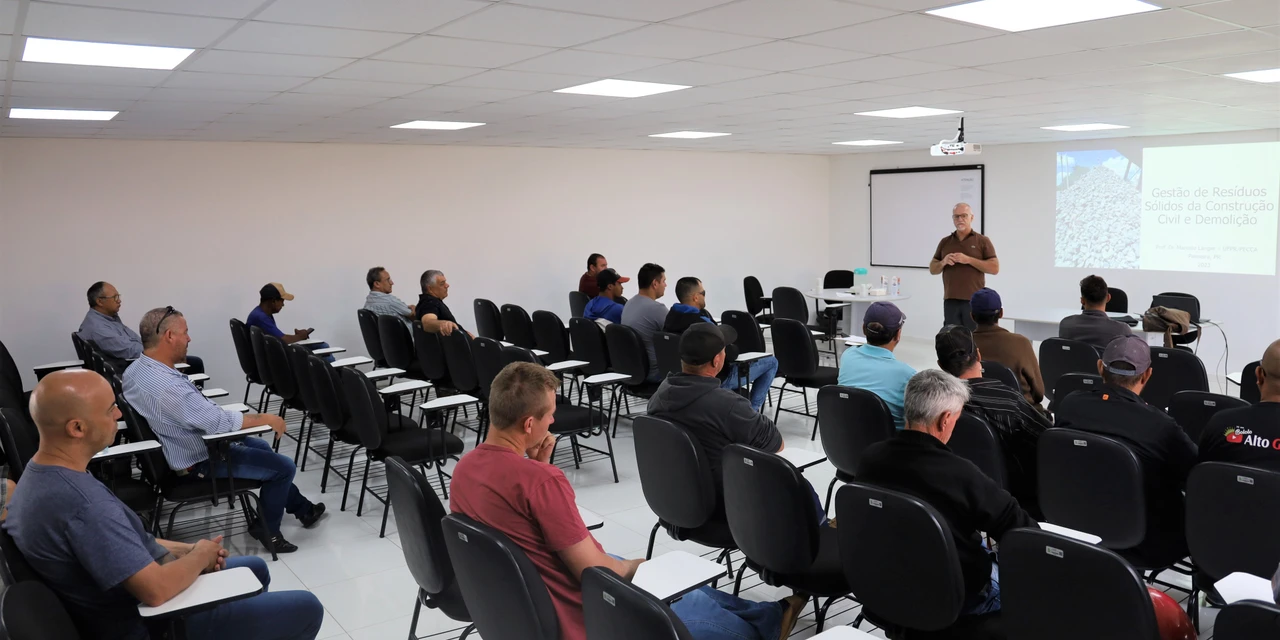 Município investe em treinamento e projeto piloto de melhorias e conservação de estradas rurais