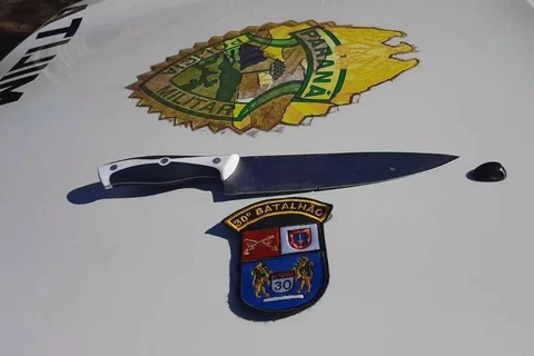 Homem faz esposa e filha reféns no Paraná e fere mulheres com faca