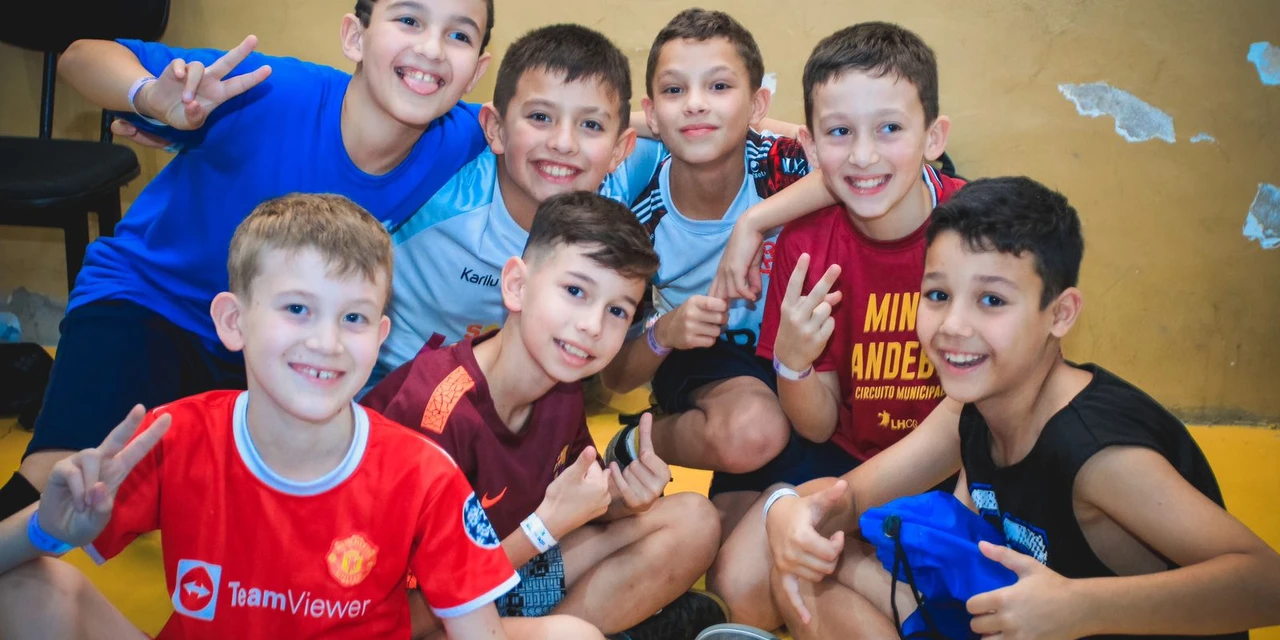'Festival de mini handebol' movimenta atletas em PG