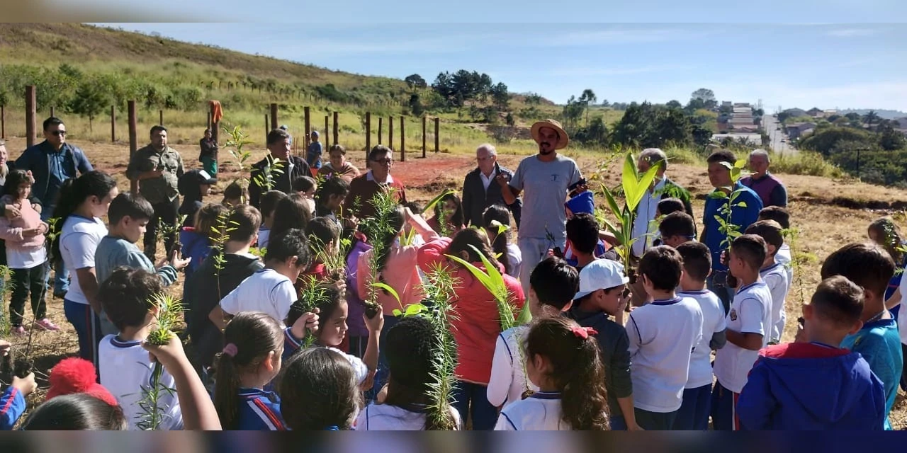Dia do Meio Ambiente: Alunos da E. M. Gonçalves Lêdo plantam 200 árvores em área de nascente