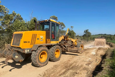 CAMINHOS DO AGRO: Prefeitura trabalha na recuperação e adequação de estradas em Uvaia