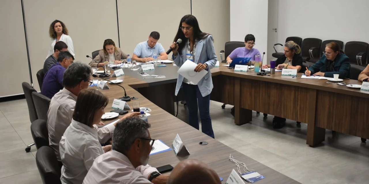 Palestra traz temas de liderança e desenvolvimento empreendedor para diretoria da ACIPG