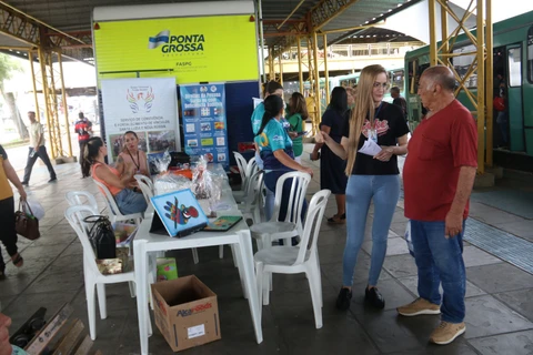 Panfletagem e banho solidário marcam a comemoração dos 30 anos da 'LOAS'