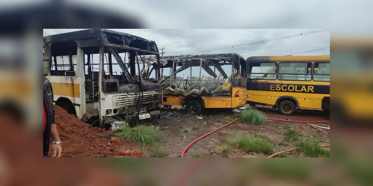Dois ônibus são incendiados após adolescentes atearem fogo em local próximo, diz polícia