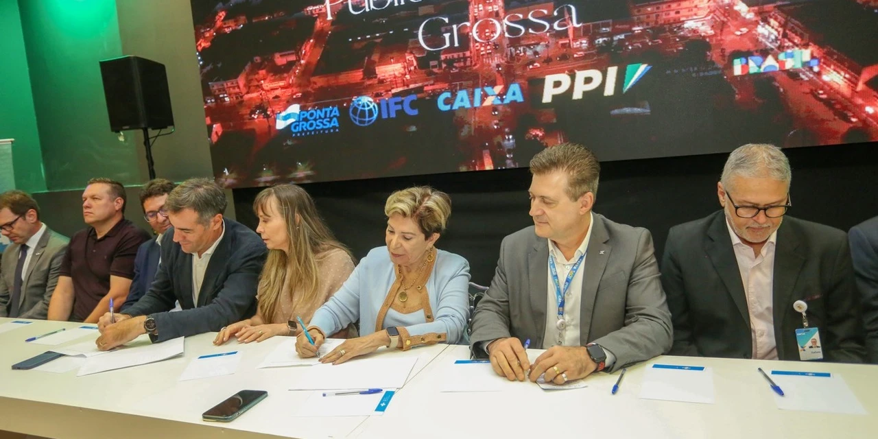 Prefeita Elizabeth assina contrato para modernizar serviço de iluminação pública em Ponta Grossa