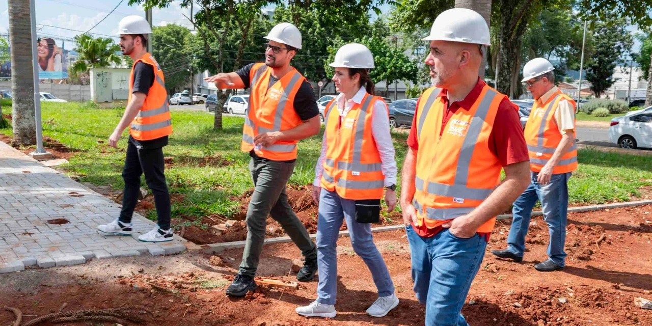 Coordenadora do Pra Frente Telêmaco 3 visita obras na Praça Horácio Klabin