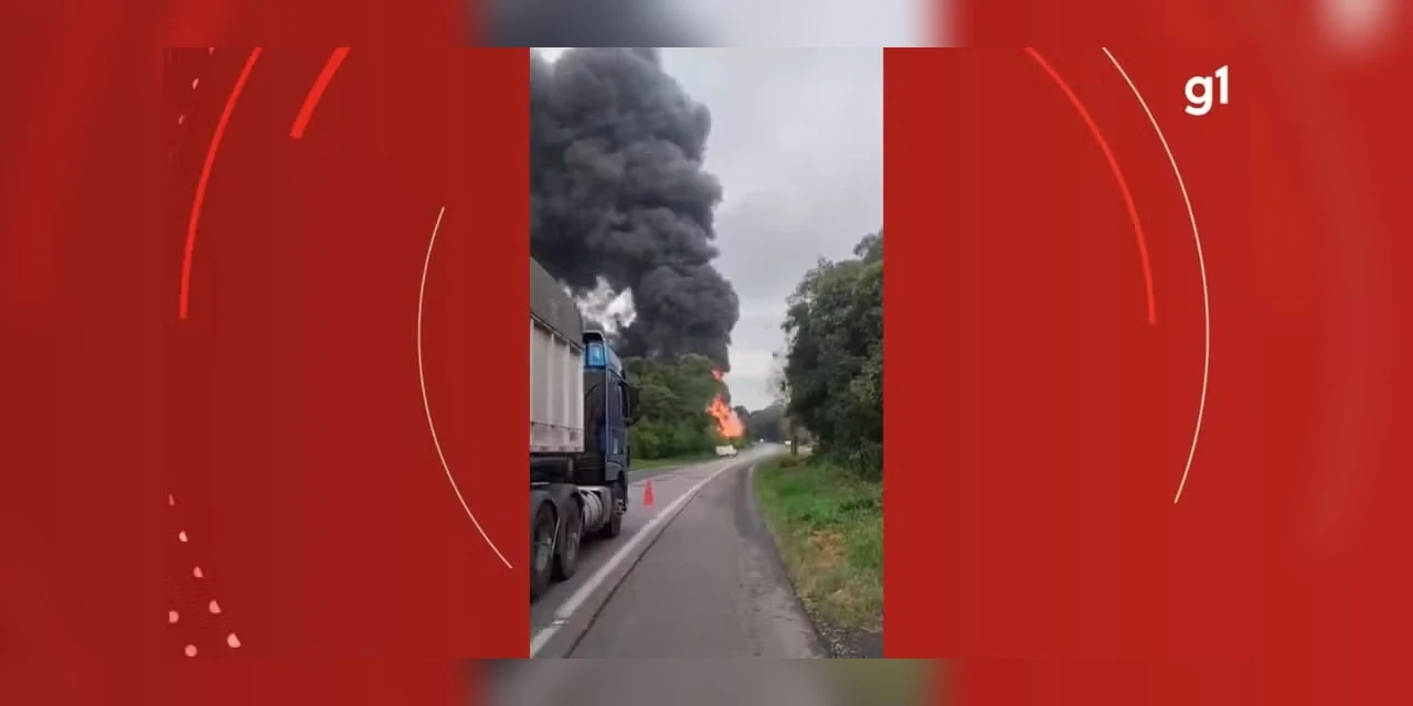 Caminhão carregado com gasolina pega fogo e explode após colidir com van na BR-476