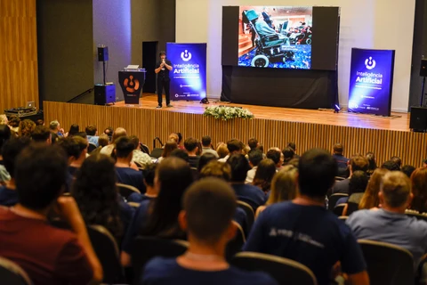 InnovaCom discute inteligência artificial e reúne cerca de 300 congressistas