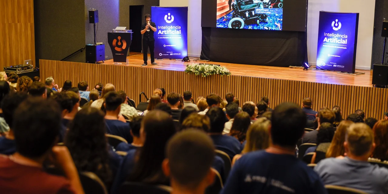 InnovaCom discute inteligência artificial e reúne cerca de 300 congressistas