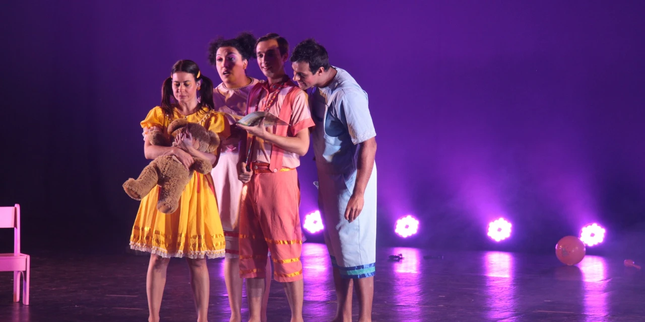 Alunos do 4º e 5º ano assistem o espetáculo "Carmela, Caramelo e Remela"