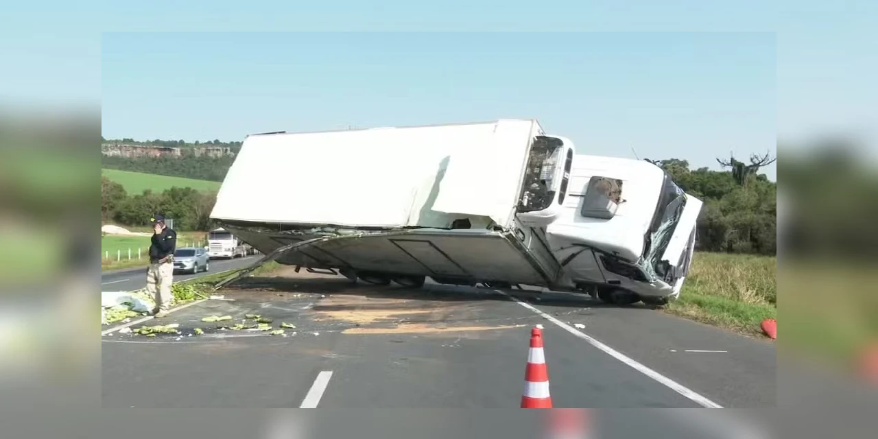 Caminhão cai em barranco após ser destombado da BR-376, em Ponta Grossa