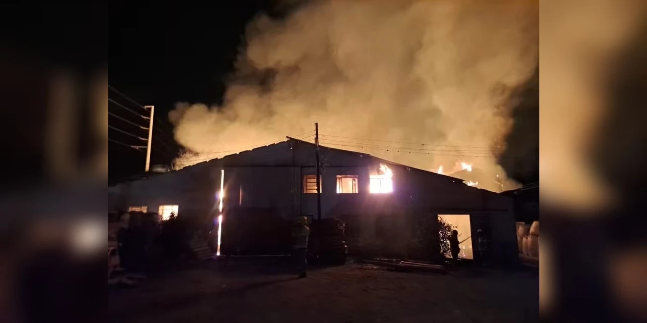 Fábrica de caixões é consumida por incêndio durante a madrugada, em Ponta Grossa