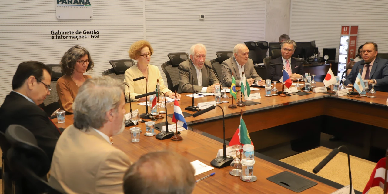 Representantes de 39 países: Piana apresenta potencial do Paraná ao Corpo Consular