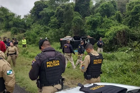 Dois policiais militares morrem em capotamento de viatura na BR-376, no Paraná