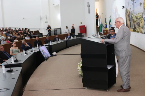 Em cerimônia de posse, Reinaldo reforça pedido por participação popular na gestão