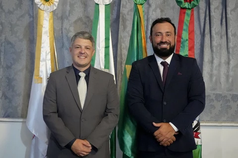 Prefeito Henrique Carneiro e Vice Wagner Zadra tomam posse em Piraí do Sul, reafirmando compromisso com o desenvolvimento local
