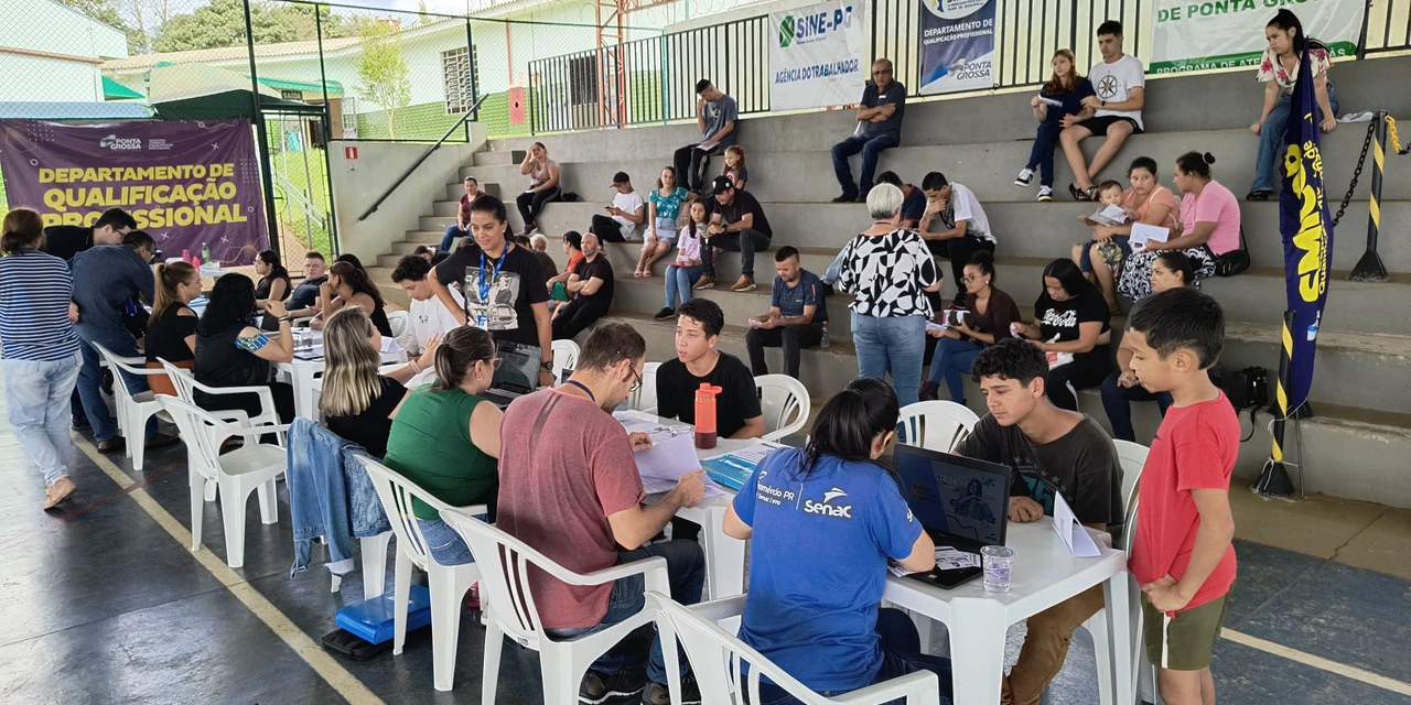 Agência do Trabalhador atende mais de 200 pessoas em ação no bairro de Uvaranas