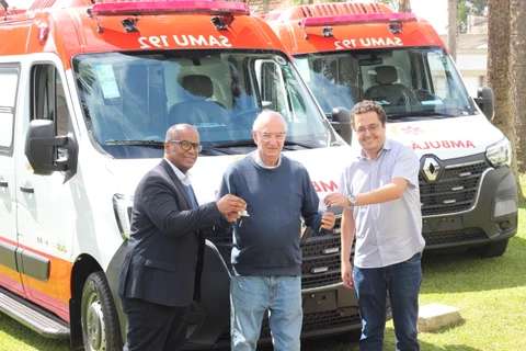 SAMU de Castro recebe duas novas ambulâncias para renovar frota