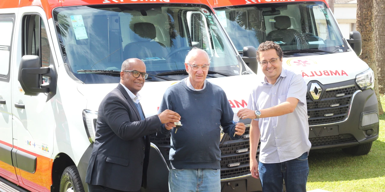 SAMU de Castro recebe duas novas ambulâncias para renovar frota