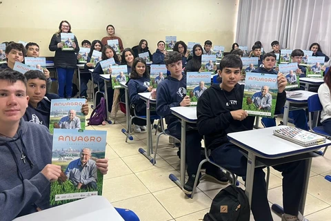 Turmas do Curso Técnico em Agronegócio do CEJQN recebem exemplares do ANUAGRO Campos Gerais