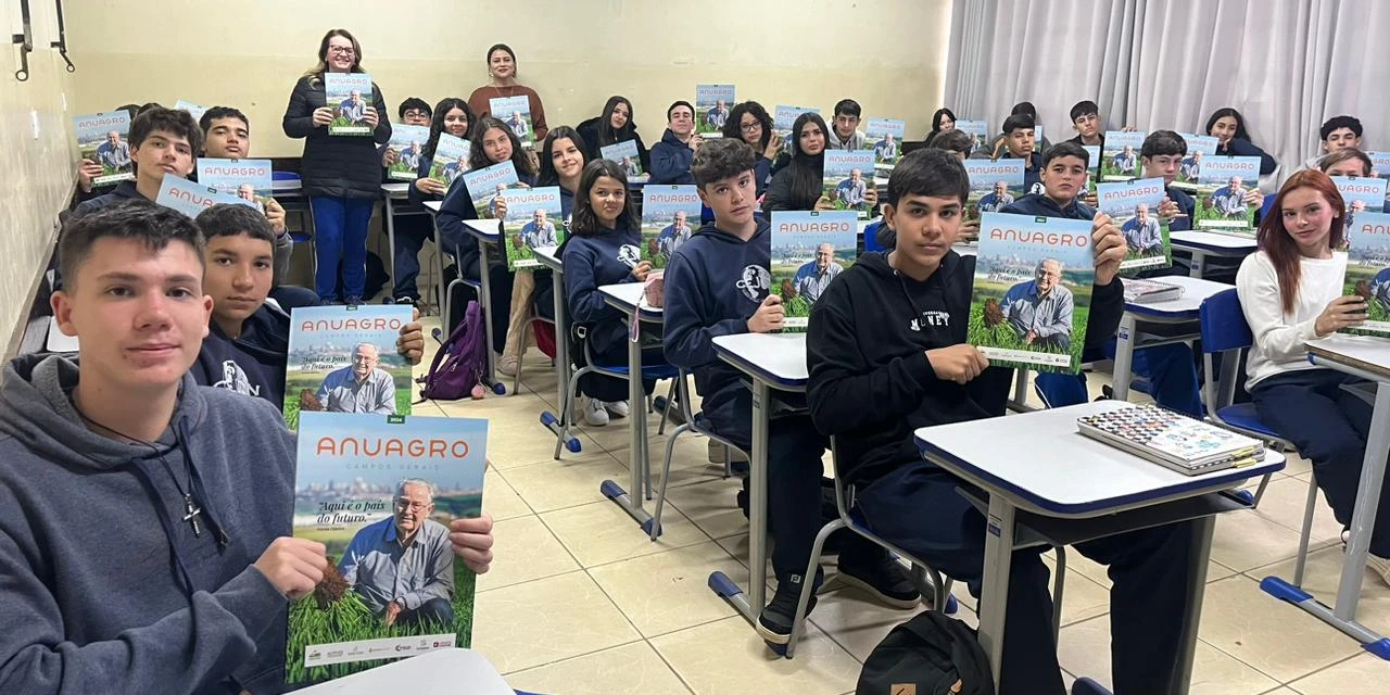 Turmas do Curso Técnico em Agronegócio do CEJQN recebem exemplares do ANUAGRO Campos Gerais