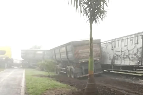 Trem arrasta carreta por vários metros após acidente no Paraná