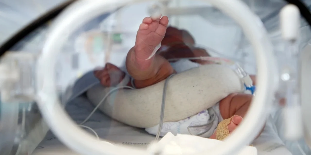 Bebê de dois meses morre esperando vaga em UTI do Paraná