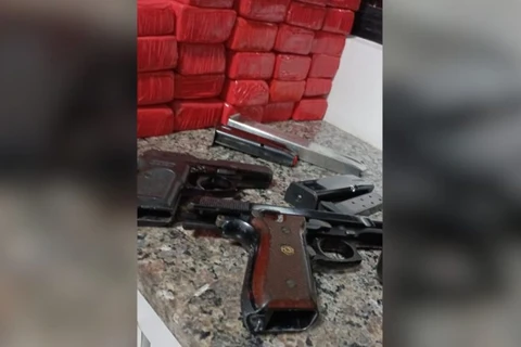 Mulher é presa com mais de 20 kg de maconha e armas durante fiscalização na PR-151, em Piraí do Sul