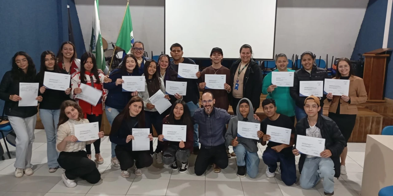 25 adolescentes do Ceju concluem curso de Assistente Administrativo em parceria com o Senac