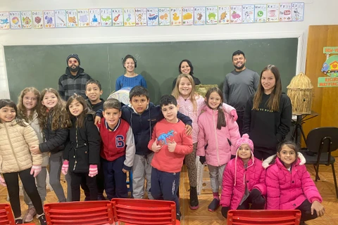 ‘Motirõ’ leva teatro lambe-lambe de PG a diferentes cidades do Paraná