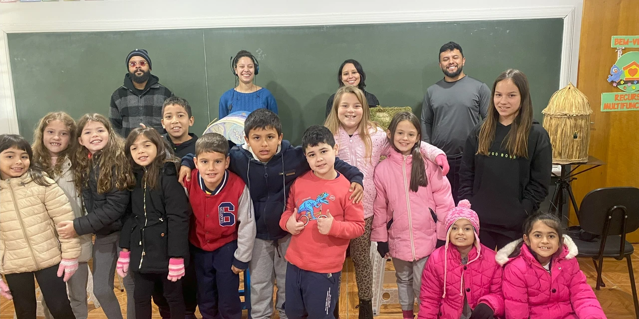 ‘Motirõ’ leva teatro lambe-lambe de PG a diferentes cidades do Paraná