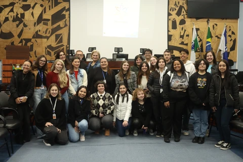 Câmara Municipal de Ponta Grossa recebe lançamento de Cartilha sobre Violência Intrafamiliar