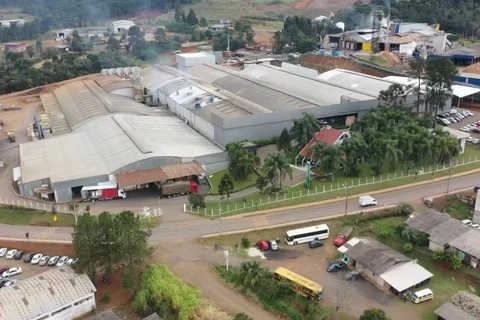 Tarifaço: indústria paranaense com quase mil funcionários anuncia férias para toda a fábrica após cancelamento de pedidos dos EUA