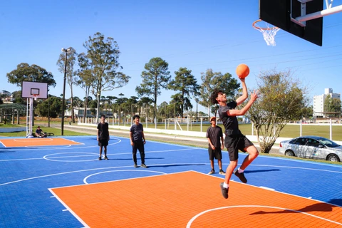 Mais de 20 quadras esportivas vão receber pisos de polipropileno em Castro