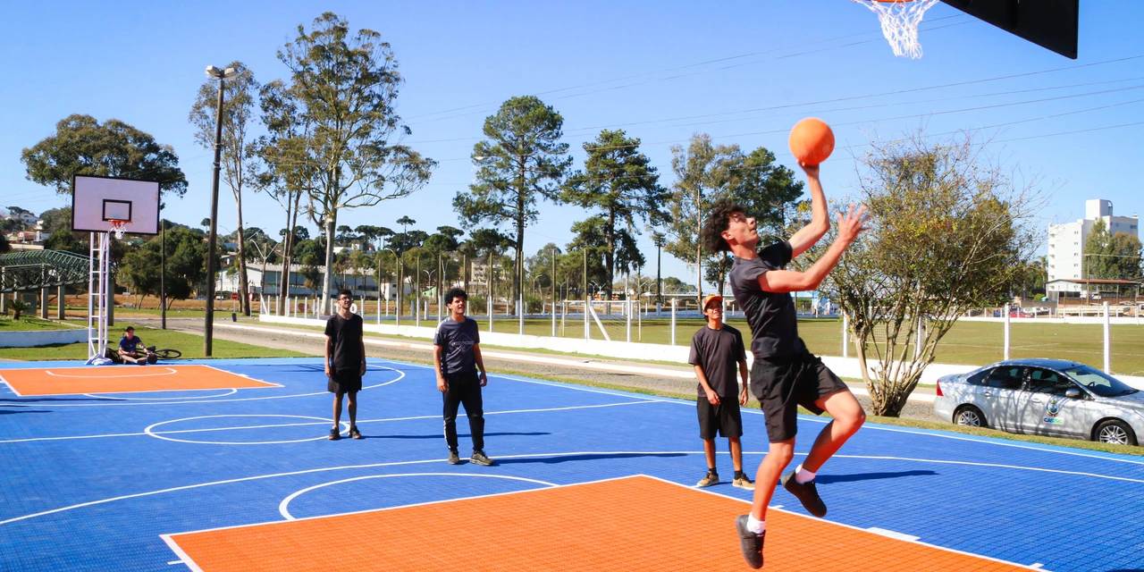 Mais de 20 quadras esportivas vão receber pisos de polipropileno em Castro