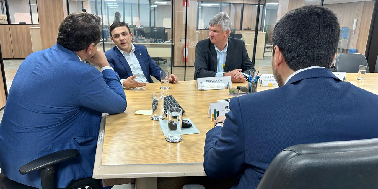 Em Brasília, Aliel Machado e prefeito Juca buscam soluções para ferrovia desativada em Jaguariaíva