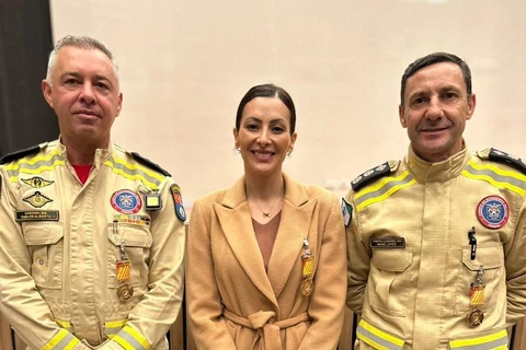 Mabel Canto é condecorada com medalha do 2º Batalhão do Corpo de Bombeiros