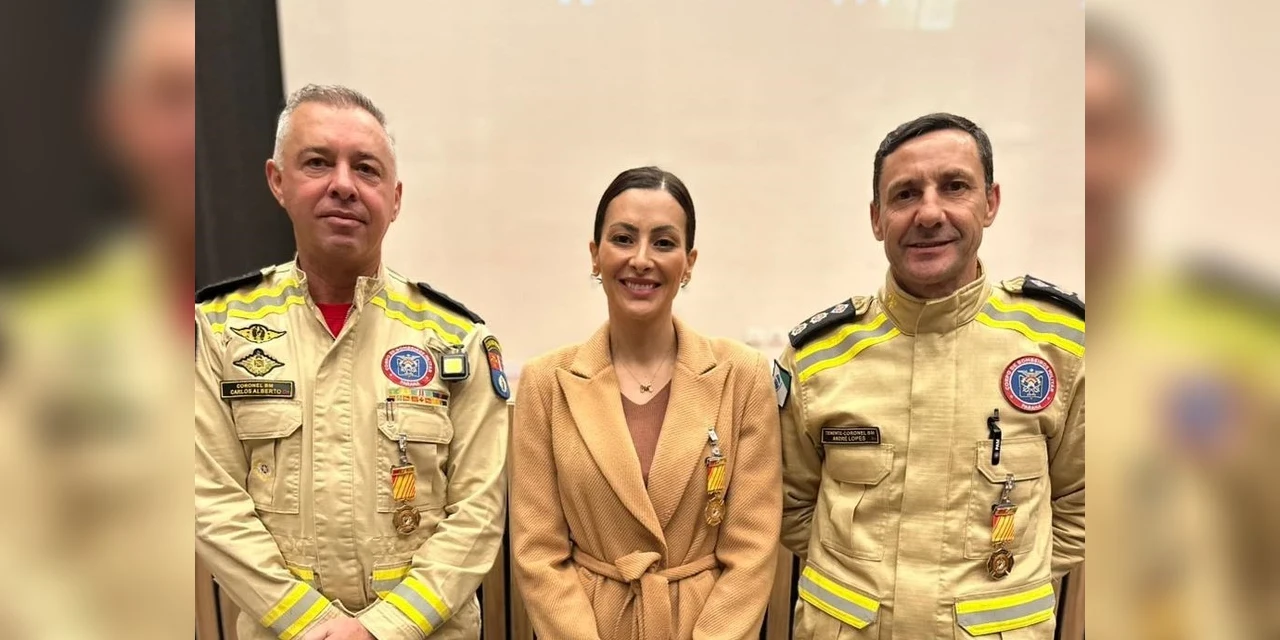Mabel Canto é condecorada com medalha do 2º Batalhão do Corpo de Bombeiros