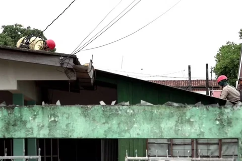 Jovem tem a casa invadida por atiradores, tenta fugir mesmo baleado, mas morre em cima do telhado, no PR