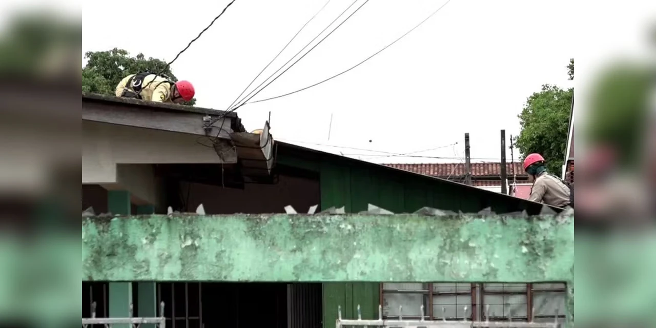 Jovem tem a casa invadida por atiradores, tenta fugir mesmo baleado, mas morre em cima do telhado, no PR