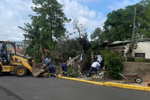 Presa acha e devolve R$ 8 mil no PR durante trabalho que usa mão de obra de detentos para serviços públicos