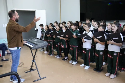 Coral da Escola Maria Flora Scaramella Moreira se apresenta no Paço Municipal durante preparação para Natal Encantado de Piraí do Sul