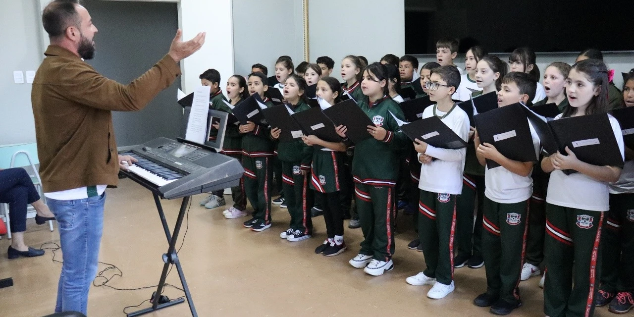 Coral da Escola Maria Flora Scaramella Moreira se apresenta no Paço Municipal durante preparação para Natal Encantado de Piraí do Sul