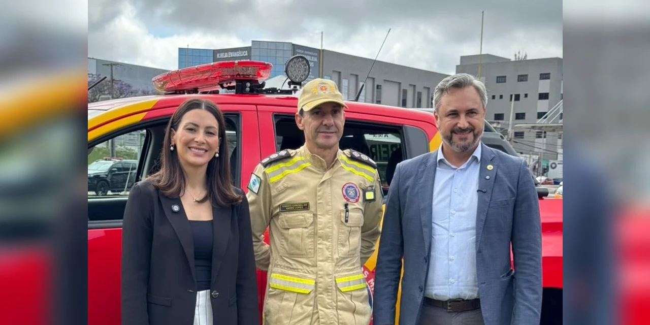 Mabel Canto faz entrega de viatura ao Corpo de Bombeiros de PG