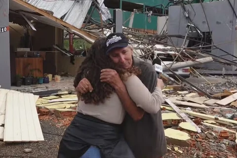 Idoso que chorou ao contar que perdeu tudo em tornado no PR vai ganhar barracão novo de empresário para reabrir negócio
