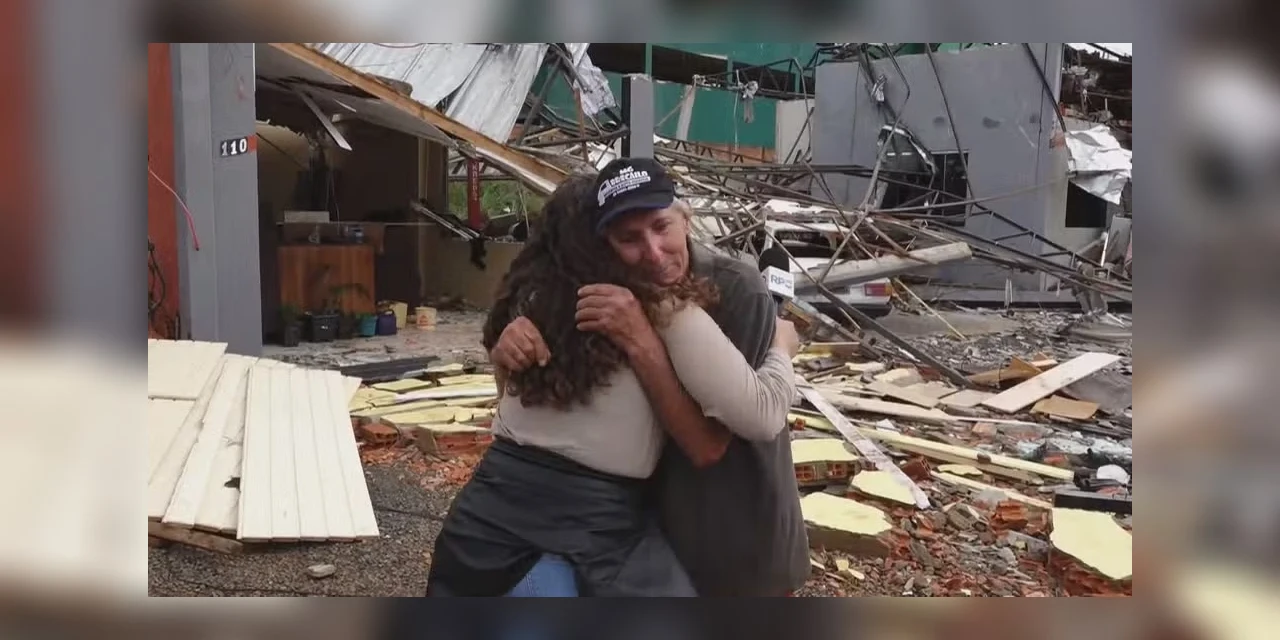 Idoso que chorou ao contar que perdeu tudo em tornado no PR vai ganhar barracão novo de empresário para reabrir negócio